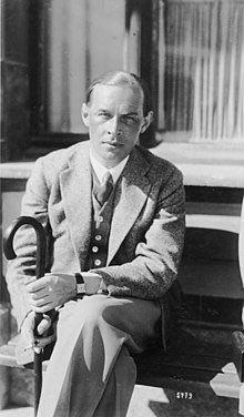 1917: In einem Duisburger Lazarett sammelt der 19-jährige Erich Paul Remark die Erzählungen verwundeter Kameraden.
1929: Remark, nun Erich Maria Remarque, veröffentlicht „Im Westen Nichts Neues“, das auf den Berichten und seinen eigenen Erlebnissen beruht. Weltbestseller.