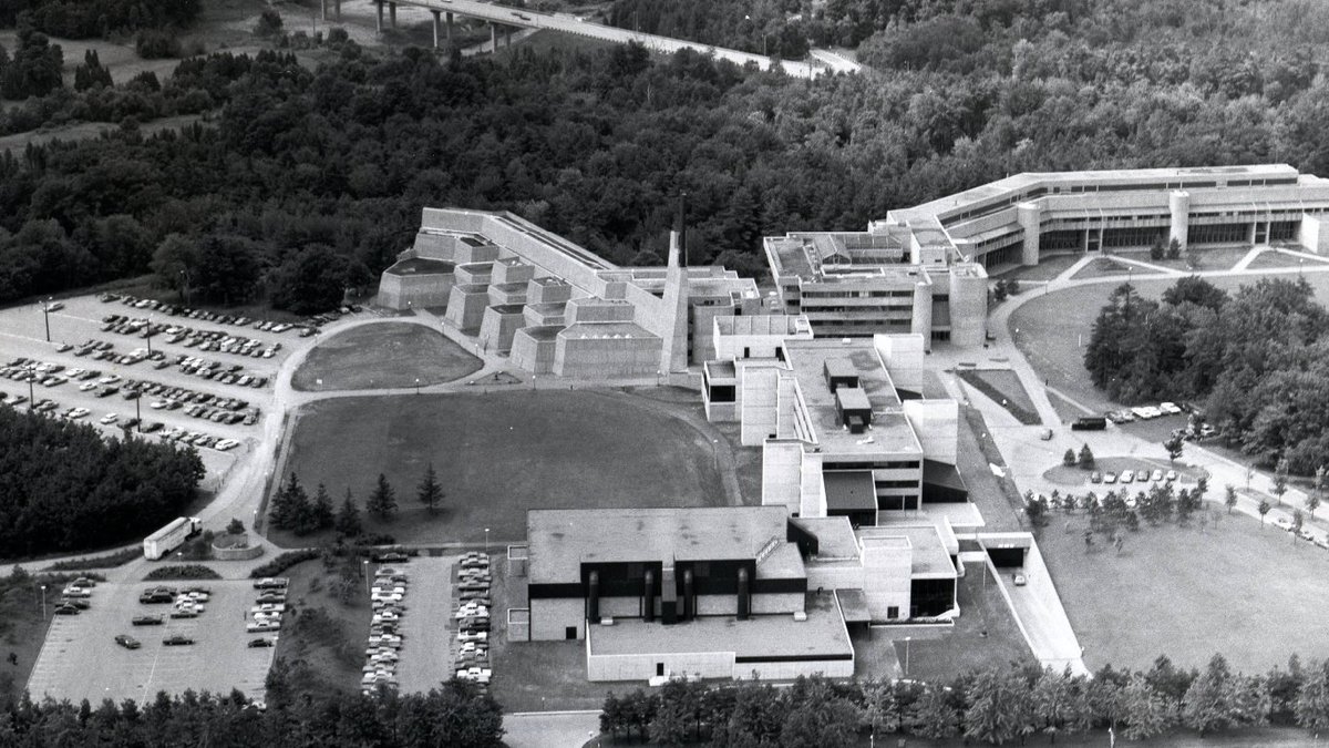 klaustoon's tweet photo. #BrutalMonday: Writing (again) about megastructures and #film. In this case, about John Andrews et al's Scarborough College (currently Andrews Building, University of Toronto Scarborough, @UTSC, 1963-64)

So let's all enjoy these magnificent aerial views. #brutalist #architecture https://t.co/eFm7ybYATV