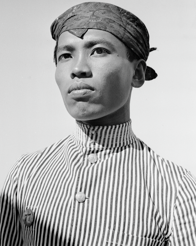 ⚓ Waar zou hij naar kijken?

Zeer waarschijnlijk naar volle zee. Hij is onderdeel van 'Mens op Zee', een foto-expositie in het <a href="/schpvrtmsm/">Het Scheepvaartmuseum</a>  Amsterdam: persoonlijke verhalen over het leven op zee: museum.nl/nl/het-scheepv…