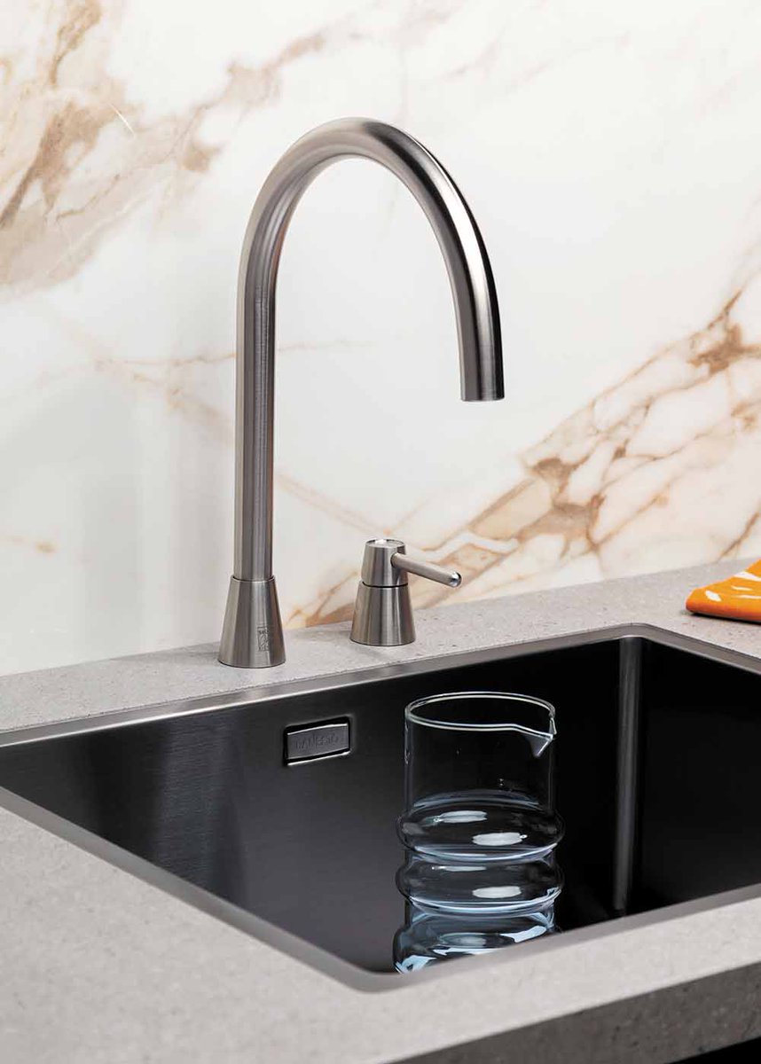 DekkerInterieur's tweet photo. Met de exclusieve en kwalitatieve keukenkranen van Lanesto kun je alle kanten op!
Dit is het nieuwe ontwerp: Cone Counter. Ontworpen door top designer #Osiris Hertman. Het materiaal is van geborsteld rvs en verkrijgbaar in 5 kleuren https://t.co/jKodAJYiWu https://t.co/JuOAuX49V8
