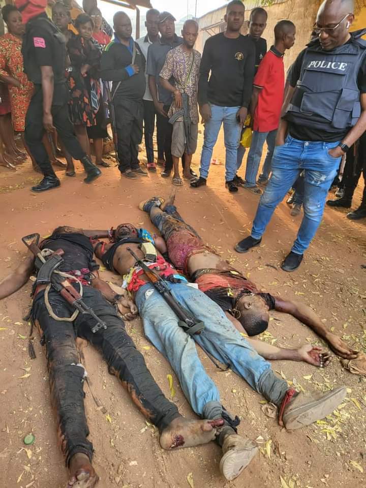 CPOnuegbu's tweet photo. 20-Feb-2023

Police send another three UGM into oblivion at #Obosi, Anambra

The people are praying for the police

Elections must hold. The Guardian Angel of Anambra set up all UGM for heavenly GUO

Notice their car is once again Abuja. https://t.co/PNh0AF1Rv7