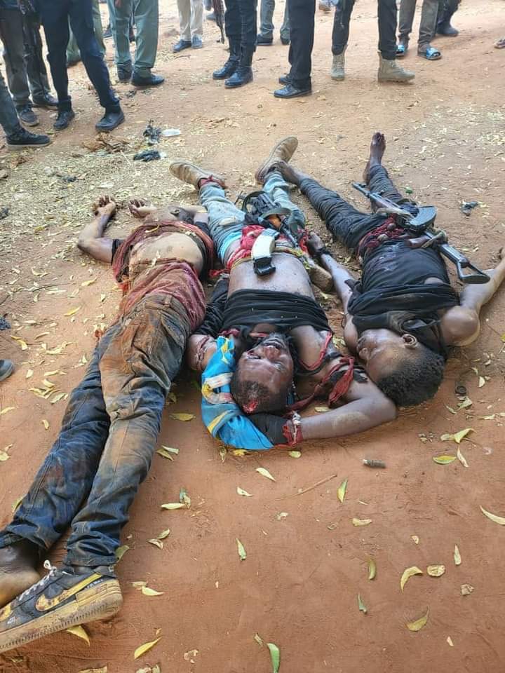 CPOnuegbu's tweet photo. 20-Feb-2023

Police send another three UGM into oblivion at #Obosi, Anambra

The people are praying for the police

Elections must hold. The Guardian Angel of Anambra set up all UGM for heavenly GUO

Notice their car is once again Abuja. https://t.co/PNh0AF1Rv7