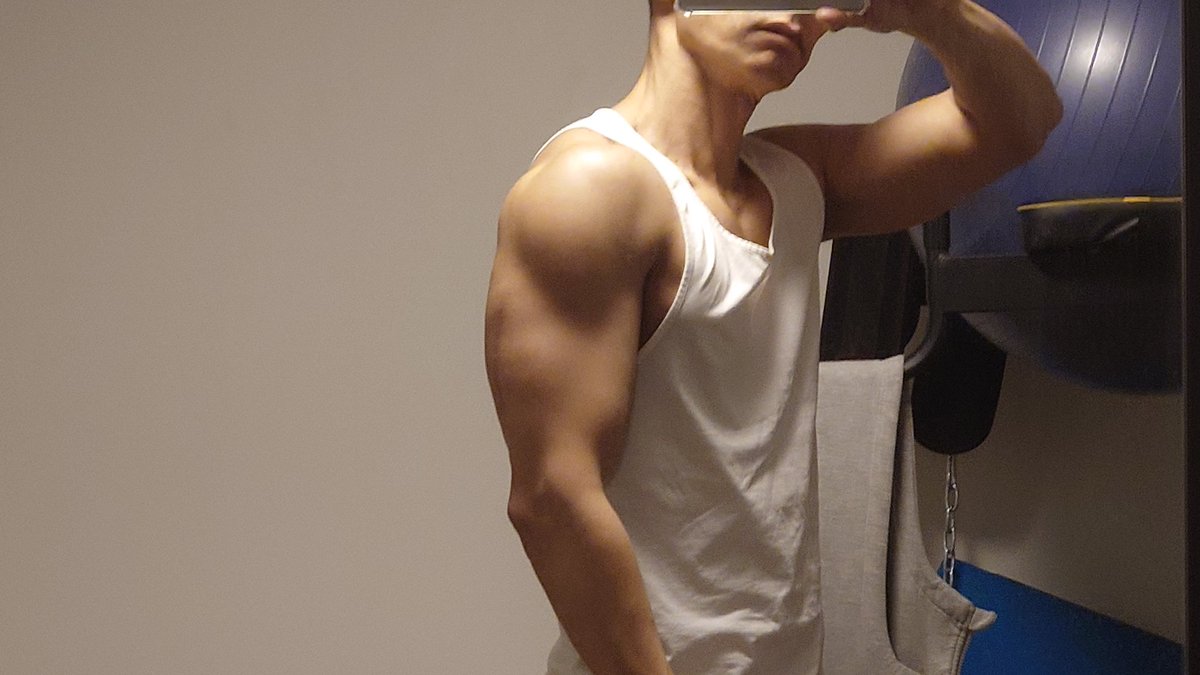 Kattochtoch's tweet photo. GYMが休館日なので宅トレ。
肩やったったぞ。 https://t.co/PWRxBajEnW