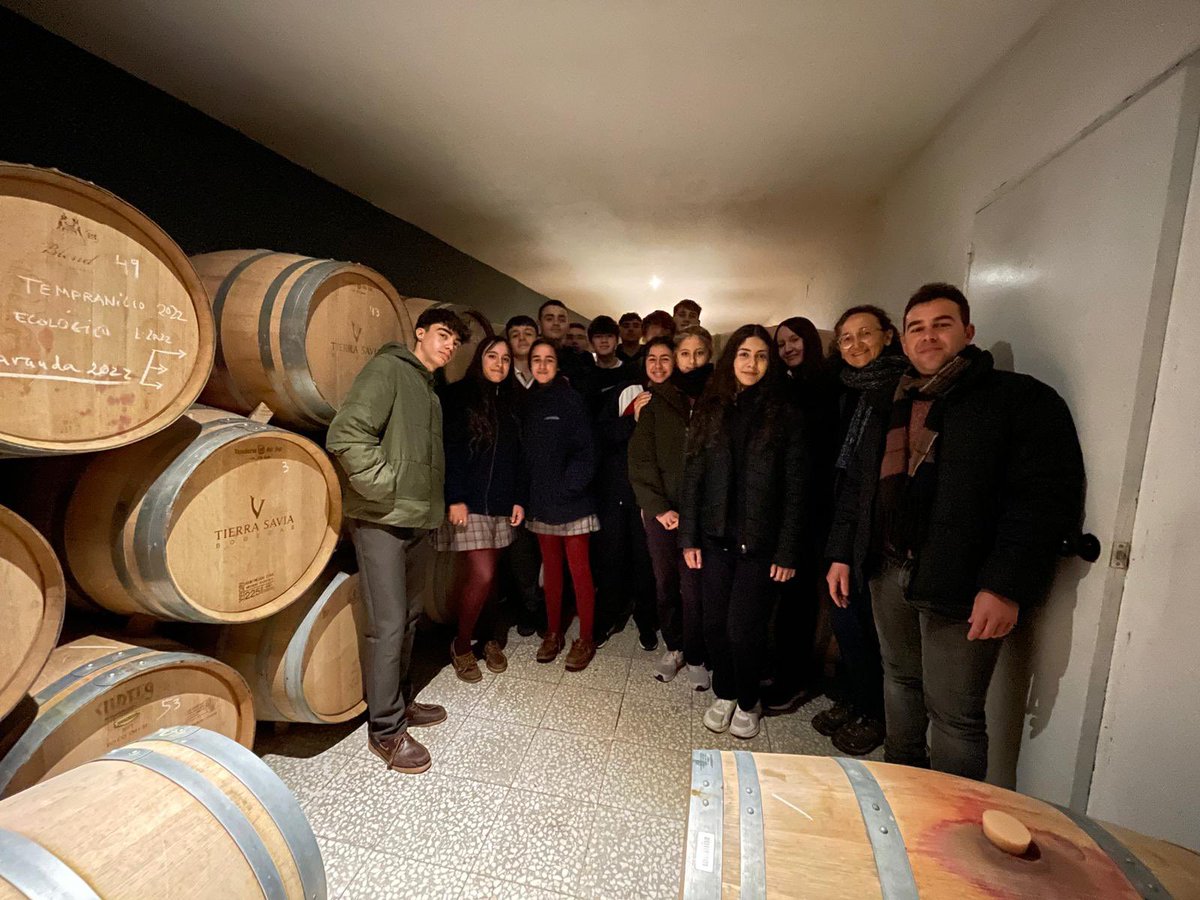 fedcsantaclara's tweet photo. 3º ESO visita la bodega Tierra Savia, empresa creada por nuestros antiguos alumnos Pedro Cano y Jose Antonio Acosta. Jose Antonio nos transmitió el valor de recuperar antiguas variedades y  procesos tradicionales de la elaboración del vino.
¡¡Muchísimas gracias!! https://t.co/wknG8l5kwP