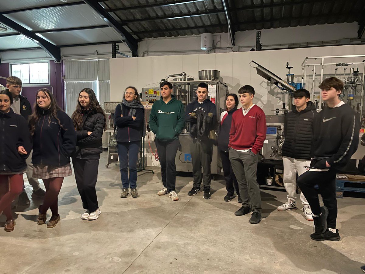 fedcsantaclara's tweet photo. 3º ESO visita la bodega Tierra Savia, empresa creada por nuestros antiguos alumnos Pedro Cano y Jose Antonio Acosta. Jose Antonio nos transmitió el valor de recuperar antiguas variedades y  procesos tradicionales de la elaboración del vino.
¡¡Muchísimas gracias!! https://t.co/wknG8l5kwP