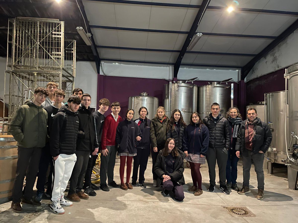 fedcsantaclara's tweet photo. 3º ESO visita la bodega Tierra Savia, empresa creada por nuestros antiguos alumnos Pedro Cano y Jose Antonio Acosta. Jose Antonio nos transmitió el valor de recuperar antiguas variedades y  procesos tradicionales de la elaboración del vino.
¡¡Muchísimas gracias!! https://t.co/wknG8l5kwP