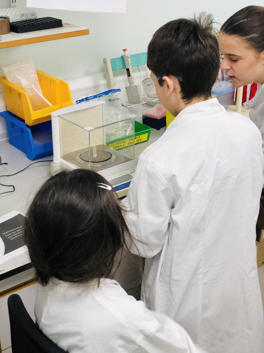 AeliyaZ's tweet photo. Future scientists exploring lab techniques, seeing microscope, learning about genes, Sample storage @TheWKRU #CardiffScienceFestival @SomaMeran @UsmanTransplant https://t.co/pVUQa519Jm