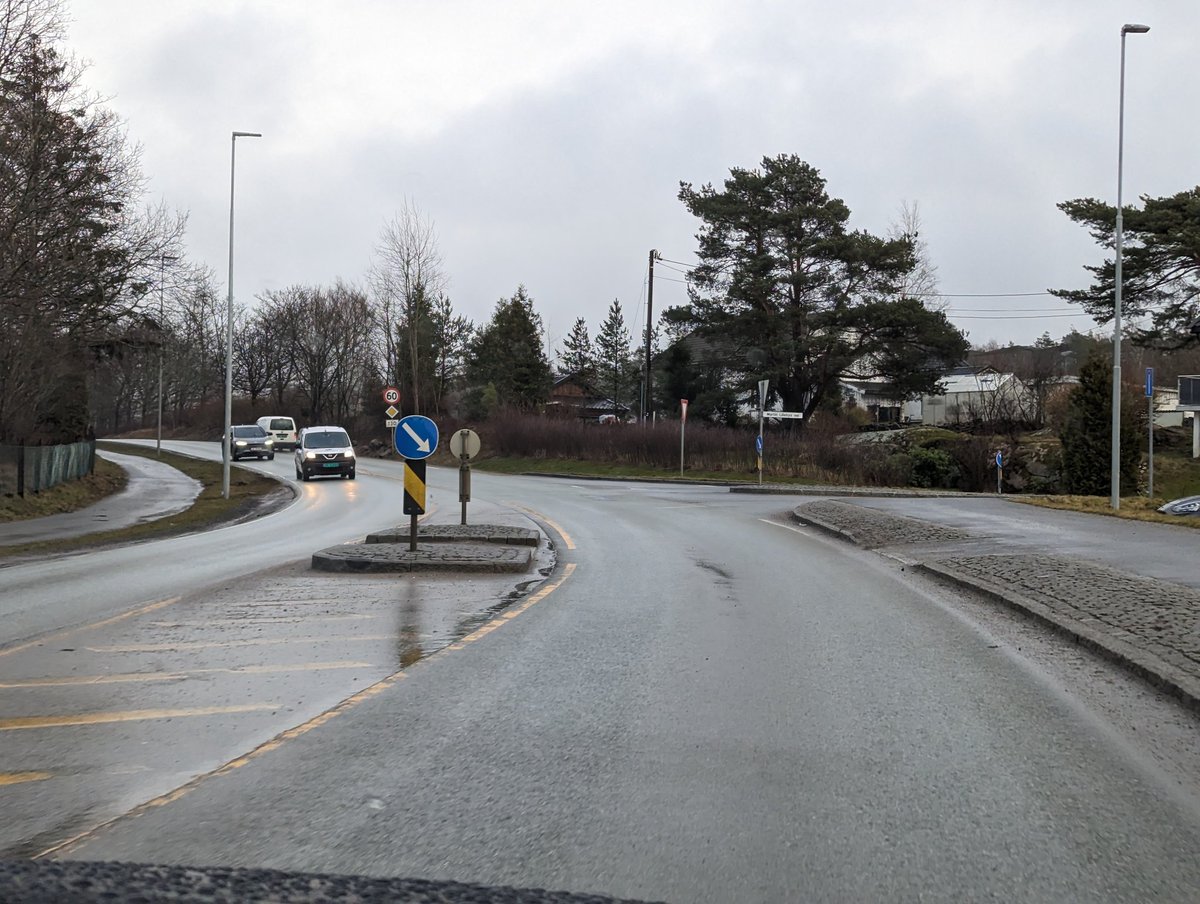skarpsindig's tweet photo. Nok en alvorlig ulykke på den farlige Habornveien. Det er forøvrig et spørsmål om tid før det blir en påkjørsel i denne 60-sonen på FV110 (Begby). Når skal @vikenfk bestemme seg for om dette er et gangfelt eller ikke? Denne kompromissløsningen skaper masse farlige situasjoner https://t.co/aNjcUN3RtS