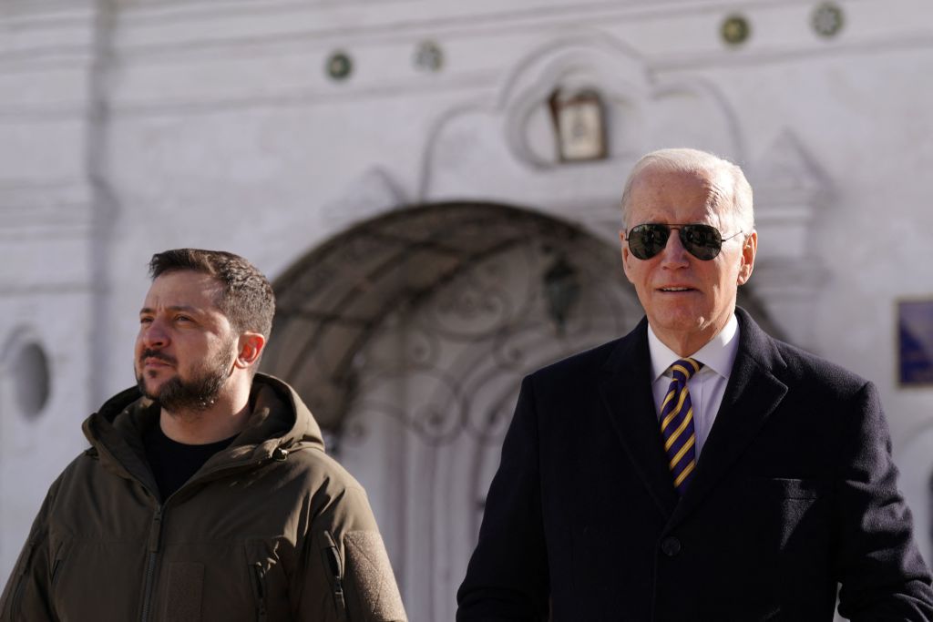 KyivIndependent's tweet image. U.S. President Joe Biden and President Volodymyr Zelensky in central Kyiv on Feb. 20.

📷Dimitar Dilkoff/AFP via Getty Images