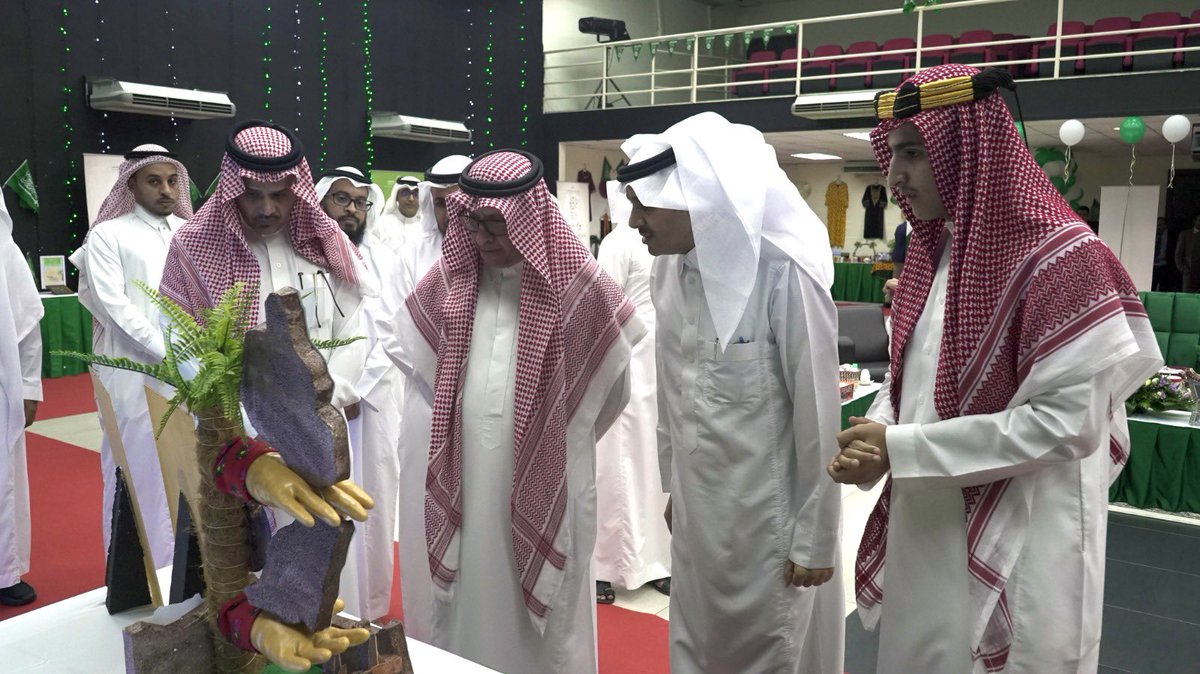 تضمن المعرض ركن التراث والثقافة #السعودية وأعمال الطلاب ولوحة #التأسيس وصور للمؤسس الدولة السعودية الأولى وصور الموحد الملك عبدالعزيز وأبناءه الملوك من بعده وابرز  أقوالهم وأعمالهم من توحيد المملكة لوقتنا الحاضر تحت راية التوحيد وبناء وطن العز والشموخ .