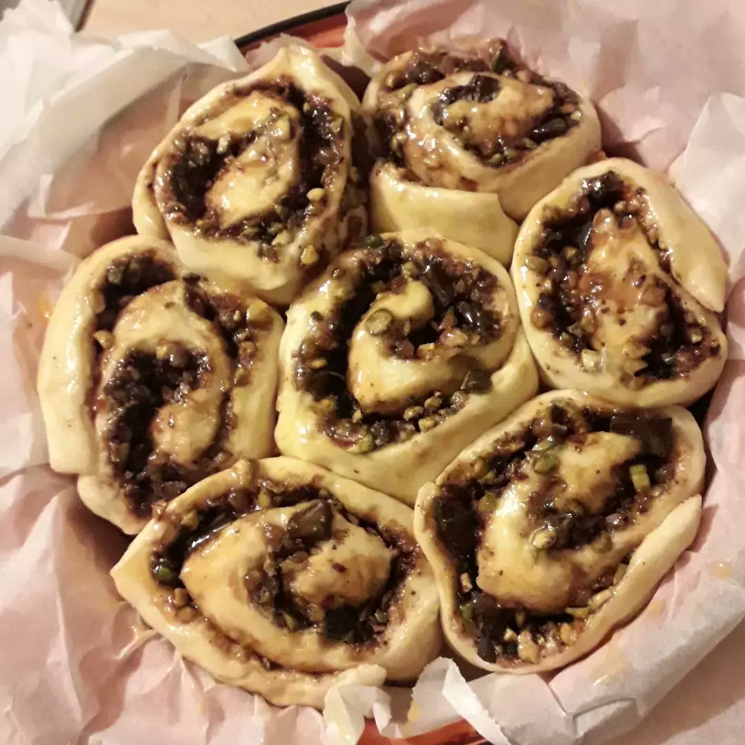 AteliersCortada's tweet photo. Sunday morning breakfast in bed. Gathering strength for evening meeting with #FrayedEdges. Back on with a #WeeklyChallenge - #nuts this week.
Lazy me cheated a bit - worth it though! Pistachio, citrus, dark chocolate and cinnamon rolls. Very tasty!
#FrayedFriends https://t.co/VPn8ufkrBJ