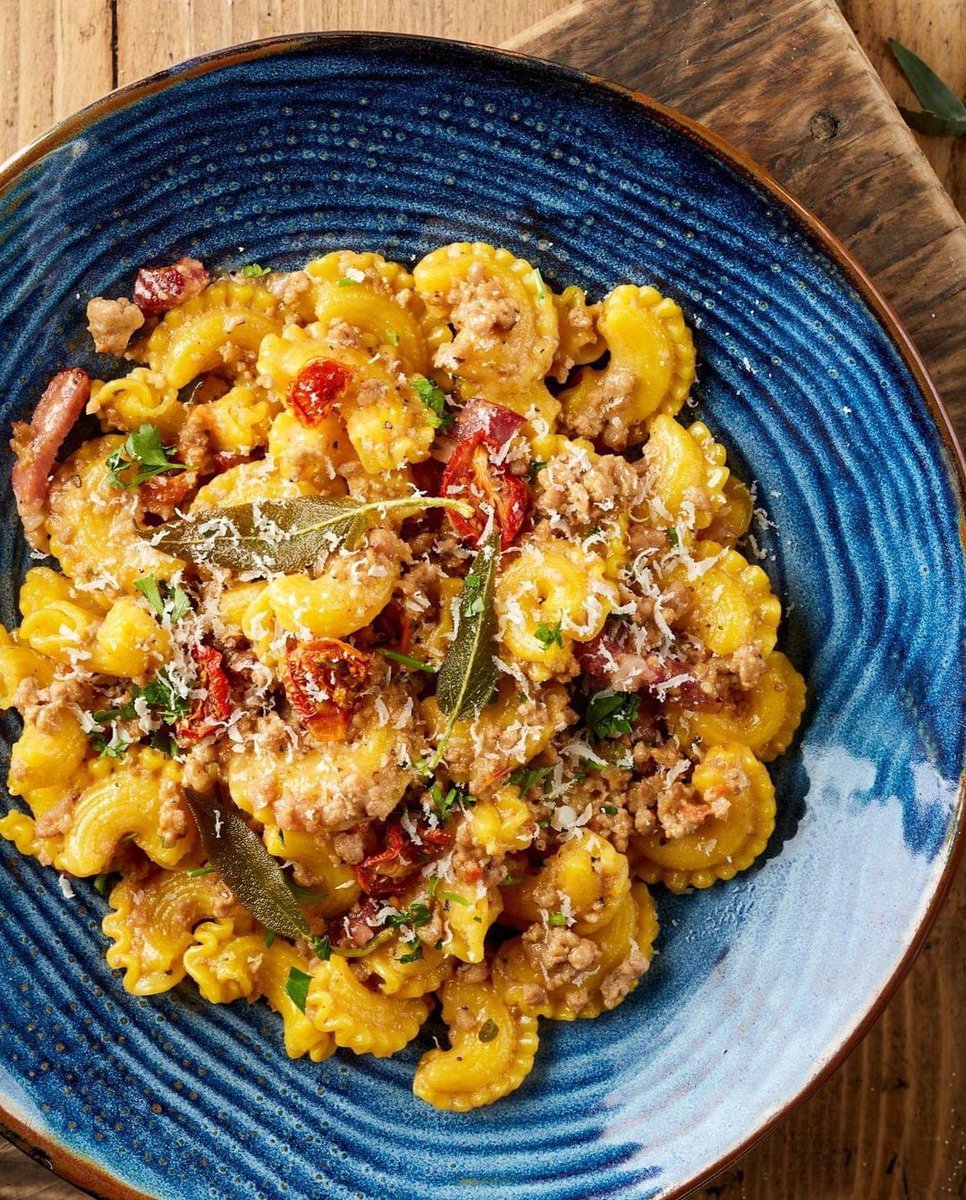 Fuel up for the evening with a big bowl of comforting pasta over at Zizzi😉

Their Creste Di Gallo has to be one of our favourites, just look at how good it looks😍

Sounds perfect to us⭐