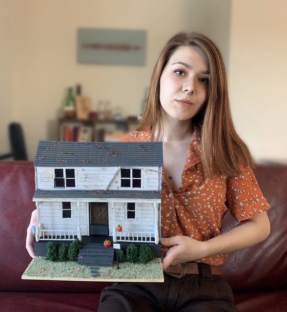 Arkadaşlar selam, bildiğiniz gibi ben diorama yapıyorum ve bu şekilde geçiniyorum. Bu aralar paraya ihtiyacım var. Kült korku filmi Halloween’deki Michael Myers evi satışta şu anda. Işıkları efektli, titriyor. İlgilenen arkadaşlar ulaşabilir ve rt yaparak destek olur musunuz?