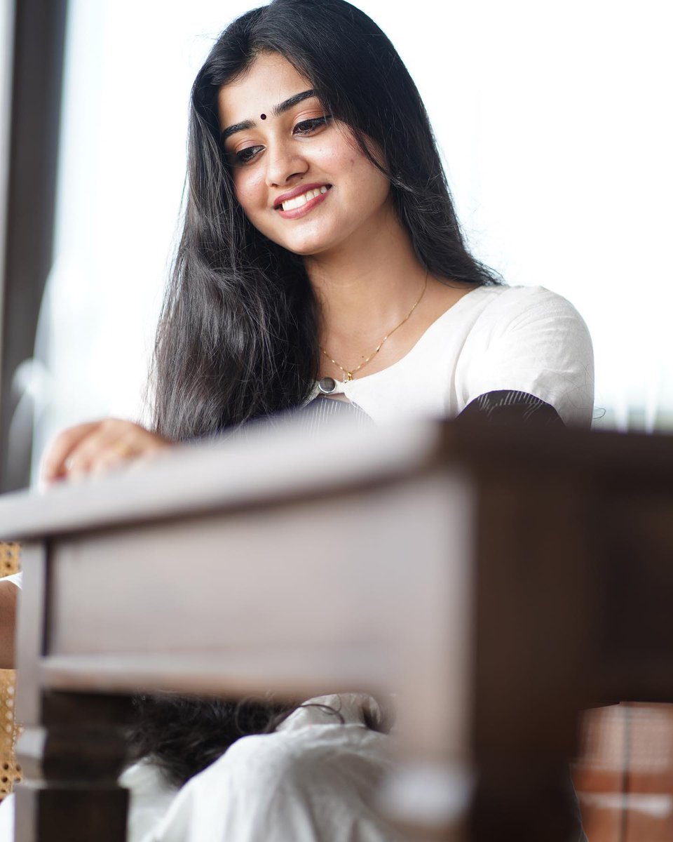 TeluguTrack's tweet photo. Beautiful @athiraraj_1 😍😘
#AthiraRaj https://t.co/YX0CCE9XAS