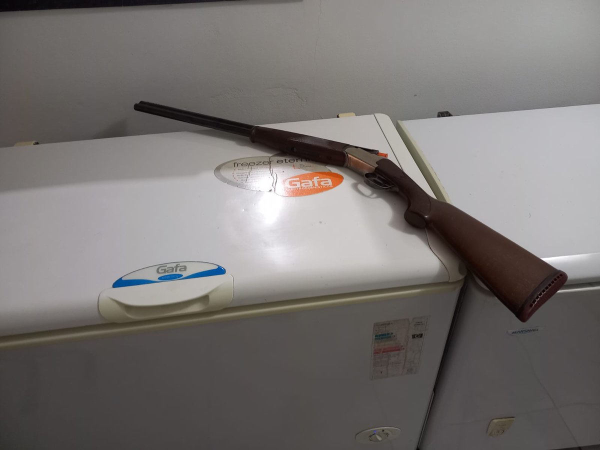 policia_fe's tweet photo. #PoliciaDeSantaFe
🚨👮♂️Secuestramos dos carabinas cal. 22 largo, una escopeta cal. 12, otra de grueso calibre y municiones varias, tras requisas domiciliarias en #SanJorge y #LasPetacas. Además, aprehendimos a un hombre de 51 años y otro de 37, tras sendas intervenciones. https://t.co/gFL64BbWCJ