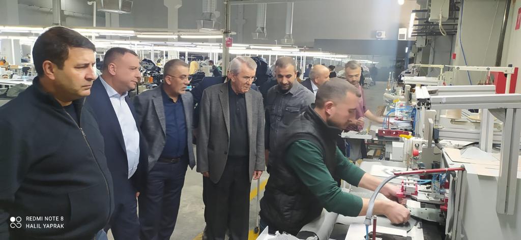 TeksifSen's tweet photo. Genel Başkanımız ve Genel Yönetim Kurulumuz depremden etkilenen bölgeleri ziyaretleri kapsamında Şanlıurfa’da bulunan Miyar ve Aközbekler fabrikalarını ziyaret ederek üyelerimiz ve işyeri yönetimleri ile bir araya geldi.
#miyar #aközbekler #tekstilişçileri #deprem #sendikalhaklar https://t.co/qg5V4mZLjx