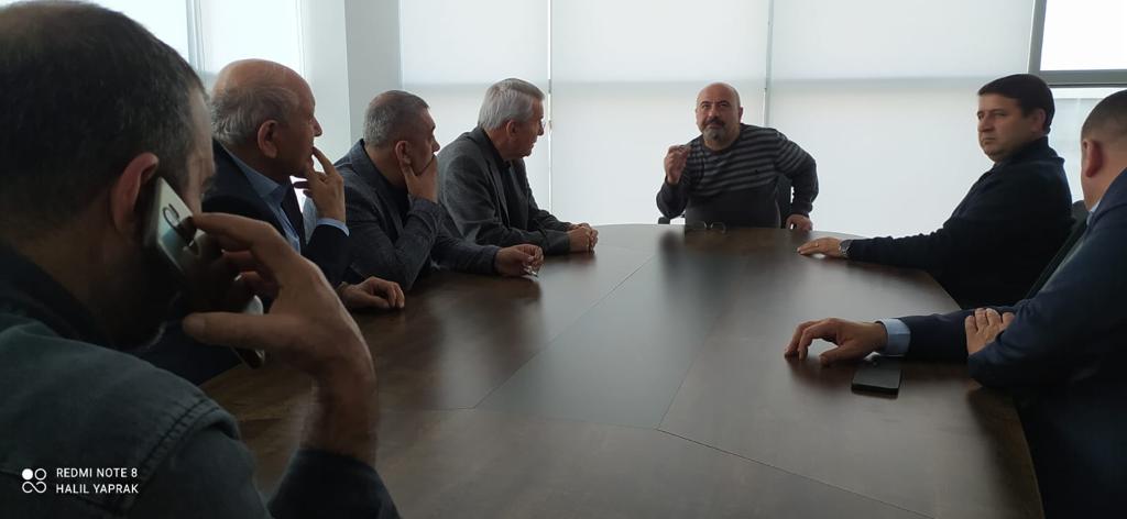 TeksifSen's tweet photo. Genel Başkanımız ve Genel Yönetim Kurulumuz depremden etkilenen bölgeleri ziyaretleri kapsamında Şanlıurfa’da bulunan Miyar ve Aközbekler fabrikalarını ziyaret ederek üyelerimiz ve işyeri yönetimleri ile bir araya geldi.
#miyar #aközbekler #tekstilişçileri #deprem #sendikalhaklar https://t.co/qg5V4mZLjx