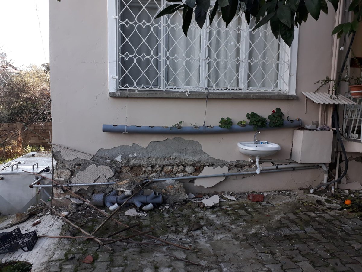 OzlemdaphneCan's tweet photo. bu tweeti annem ile babam için atıyorum. kronik hastalıkları var yaşları 75 ve 71 hataydaki evleri denetlendi, ağir hasarlı, girilemez olarak belirlendi. durumlarını belgelendirebilirler. Evlerinin yakınına yerleştirebilecekleri bir konteyner ihtiyaçları var @haluklevent @ahbap https://t.co/HdvSHwfZ7E