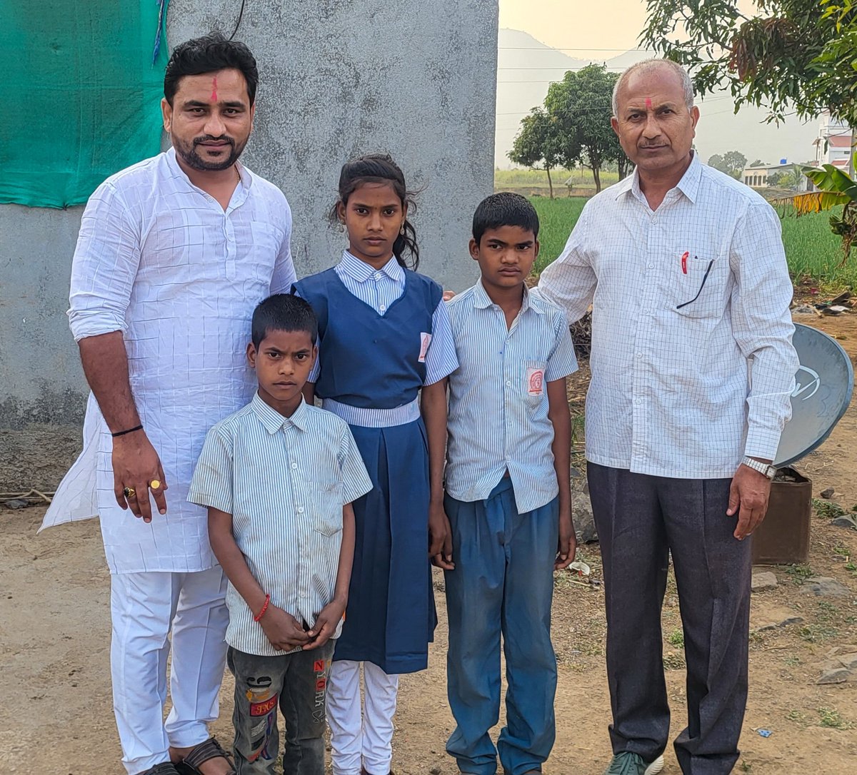 Yashwantgospeak's tweet photo. काल 'शिवजयंती निमित्ताने' आईवडील नसणार्‍या या अनाथ मुलांना शिक्षणासाठी मदत करून इथून पुढचे त्यांचे शैक्षणिक पालकत्व घेतले... 

अनाथ मुलांना 'शिक्षणाच्या प्रवाहात' आणणे हीच शिवरायांना 'सर्वोच्च मानवंदना'  ठरेल असे मला वाटते...
जय शिवराय 

यशवंत गोसावी 
अध्यक्ष : शिवनिश्चल ट्रस्ट https://t.co/S91dN0m9ff