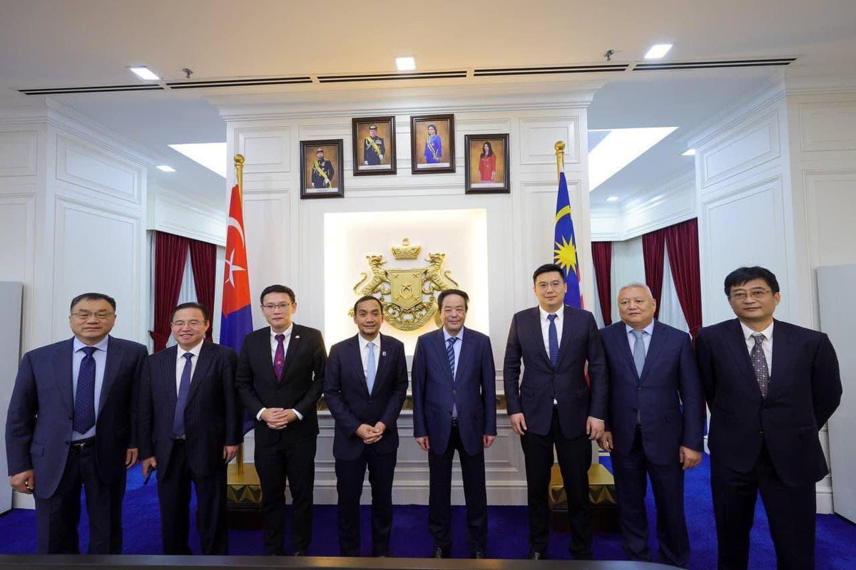 Syukur Alhamdulillah saya berpeluang bertemu dengan pelabur-pelabur dari Negara China yang berminat untuk menerokai peluang pelaburan di Negeri Johor. 

Bukan rahsia lagi bahawa China merupakan rakan dagang yang penting dan strategik bagi Johor &amp; Malaysia.
 
1/6