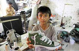 _0_BOOOM_6996's tweet photo. #TrabajasYMendigas
La esclavitud infantil, usa niños con calidad de esclavos.Empresas multimillonarias como Nike, Monsanto, Cargill y Archer Daniels Midland tienen fábricas en Indonesia. 
55 millones de zapatos anualmente. https://t.co/hAwb1Yh11G