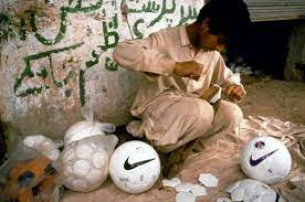 _0_BOOOM_6996's tweet photo. #TrabajasYMendigas
La esclavitud infantil, usa niños con calidad de esclavos.Empresas multimillonarias como Nike, Monsanto, Cargill y Archer Daniels Midland tienen fábricas en Indonesia. 
55 millones de zapatos anualmente. https://t.co/hAwb1Yh11G