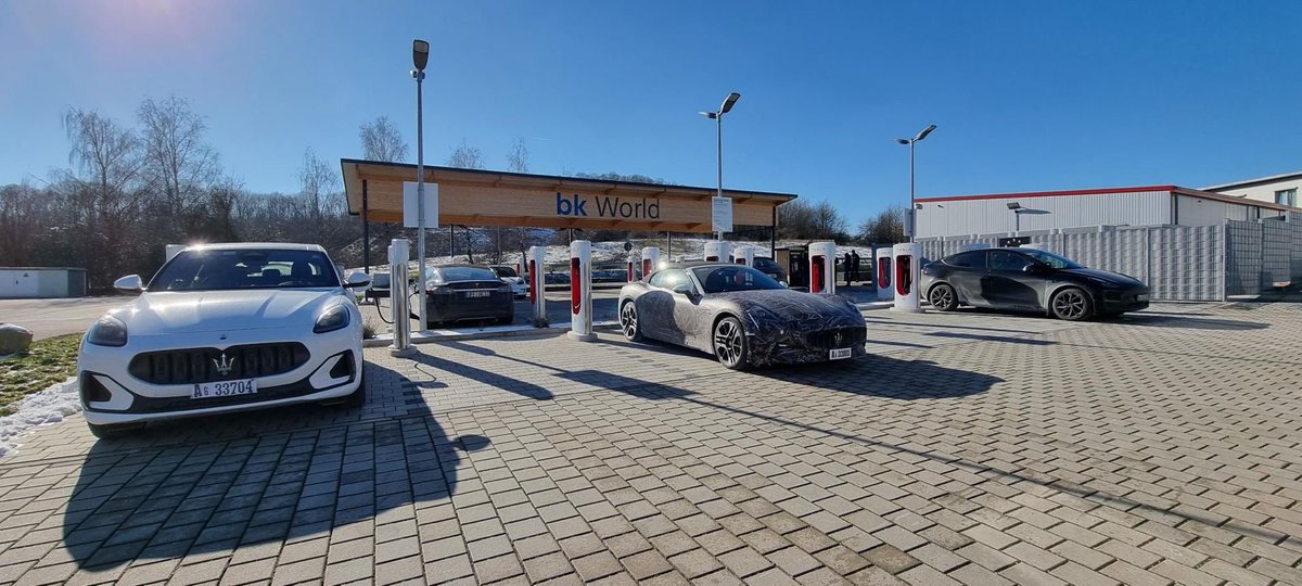 electricfelix's tweet photo. What? Oh this is nothing, just a Maserati Folgore charging up at the Supercharger (Endsee ๐ฉ๐ช).
โก๏ธโก๏ธโก๏ธ
#testing
#fastcharging
#spotted
#bkWorld
#PublicSuperchargingInEurope ๐ช๐บ
#Maserati
#electric
๐ธ by Marc Arnold (CEO bk World)
#bkGroup https://t.co/if8uaGcM29