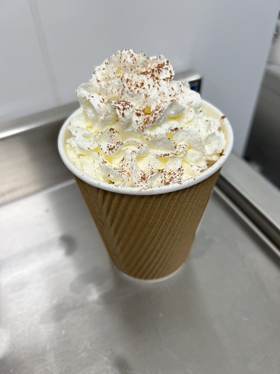 Nothing beats a hot chocolate with cream on a Monday afternoon 😍💕🍫