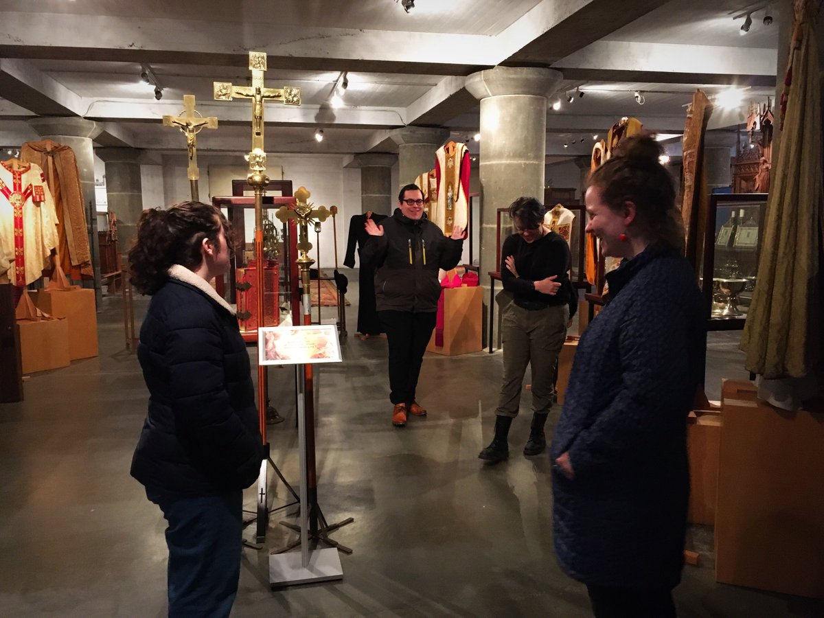 crypte_de's tweet image. Een goede middag gehad met het examen van stagiare Sofia (links) uit de VS. Ze kan nu als #kunstexegeet bezoekers de #dialoog in voeren met de objecten en met elkaar bij #dialoogmusem #DeCrypte in #Gennep.
