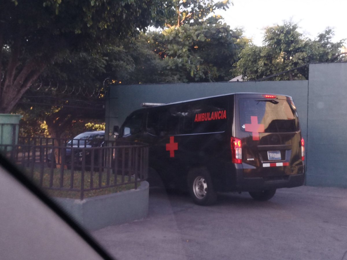 Buenos días a todos, menos a los que utilizan ambulancias con placas nacionales para mandar a sus hijos al colegio
A ellos no, por abusivos