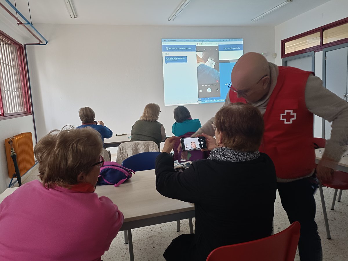 CruzRojaSevilla's tweet photo. [#Click_A]

Taller sobre el uso básico del teléfono móvil para que nuestros participantes mayores de Montequinto aprendan a manejar su dispositivo con confianza y seguridad.

Reduciendo la #brechadigital que crea tantas desigualdades💪

Promueve: @aytodoshermanas https://t.co/of3nQnddmq