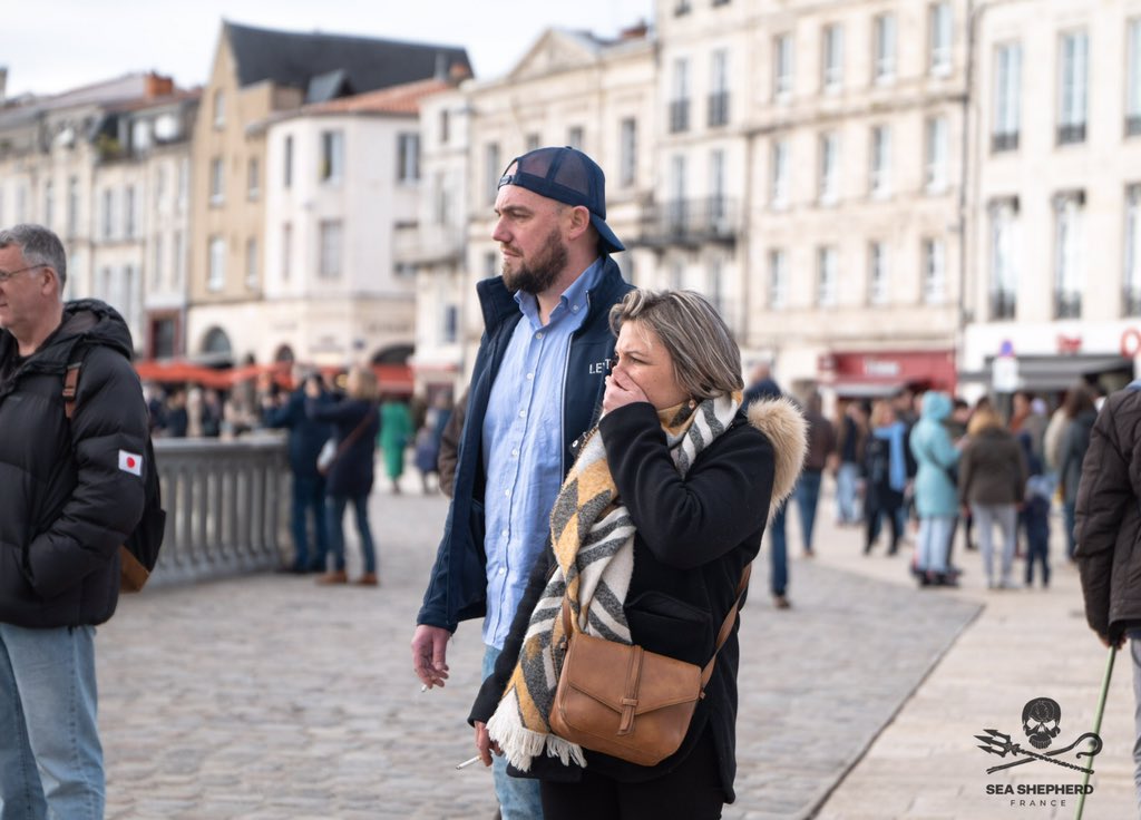 +de 3h d’expo hier à La Rochelle, avec le dauphin scarifié par des pêcheurs. Des centaines de personnes sensibilisées. Stop à la sur pêche. Mangeons moins de poissons. Sauvons l’océan. Et les générations futures.