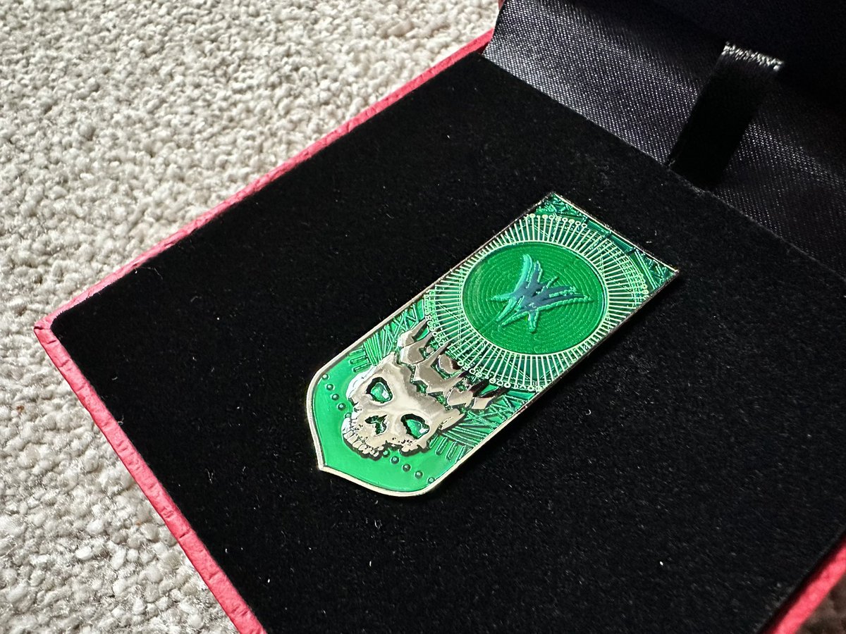 Ashinarii's tweet image. The red box of the Legendary Campaign pin is such a striking contrast to all the others in my collection; such stunning pieces! 

Love the detail beneath the enamel!

Definitely collecting more of these! 

@DestinyGameUK @Bungie 

#Destiny2 #TheWitchQueen