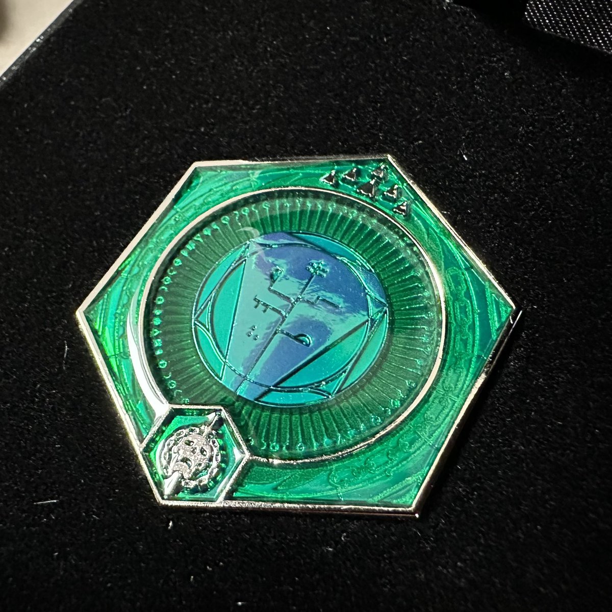 Ashinarii's tweet image. The red box of the Legendary Campaign pin is such a striking contrast to all the others in my collection; such stunning pieces! 

Love the detail beneath the enamel!

Definitely collecting more of these! 

@DestinyGameUK @Bungie 

#Destiny2 #TheWitchQueen