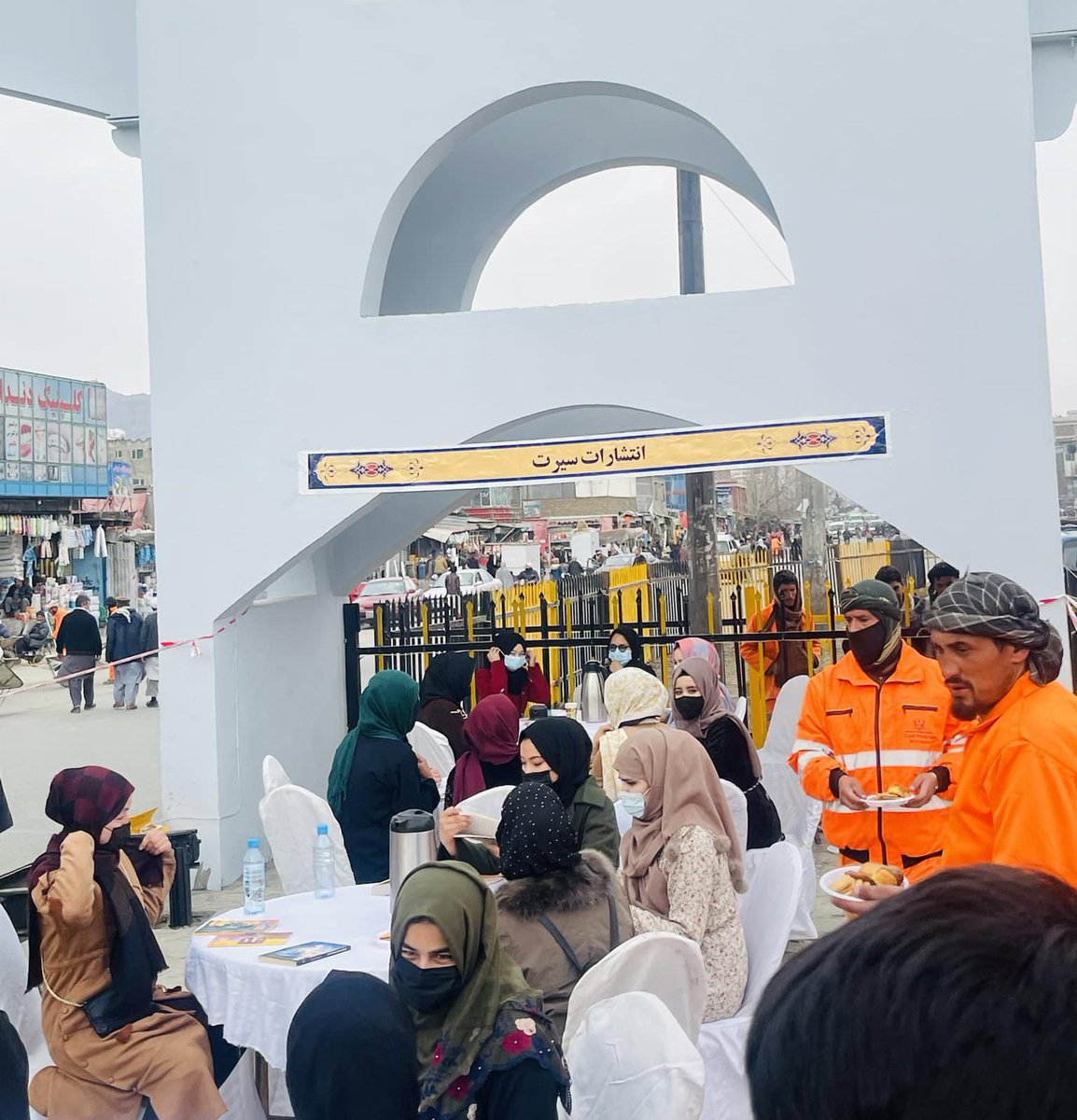 این اوج فاجعه و سقوط اخلاقی یک جامعه هست. مکتب بسته، دانش‌گاه تعطیل و هیچ روزنه‌ای برای بهبود شرایط زندگی دیده نمی‌شود. ولی چهارتا شرف باخته‌‌ی بی همه چیز از سیه کاری و ریا کاری چهارتا جلادی وحشی بزرگ‌نمایی می‌کند.
#StopHazaraGenocide