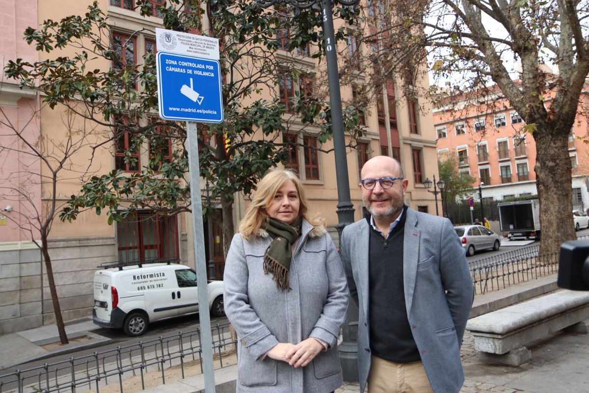InmaSanzO's tweet image. 🔵Reforzamos la seguridad en @JMDCentro con la instalación de 26 nuevas cámaras de videovigilancia en #Chueca y 17 en #Lavapiés

➡️Muy demandadas por los vecinos
➡️Empezarán a funcionar de manera inminente
➡️En el mandato se han instalado + de 100 cámaras

diario.madrid.es/blog/notas-de-…