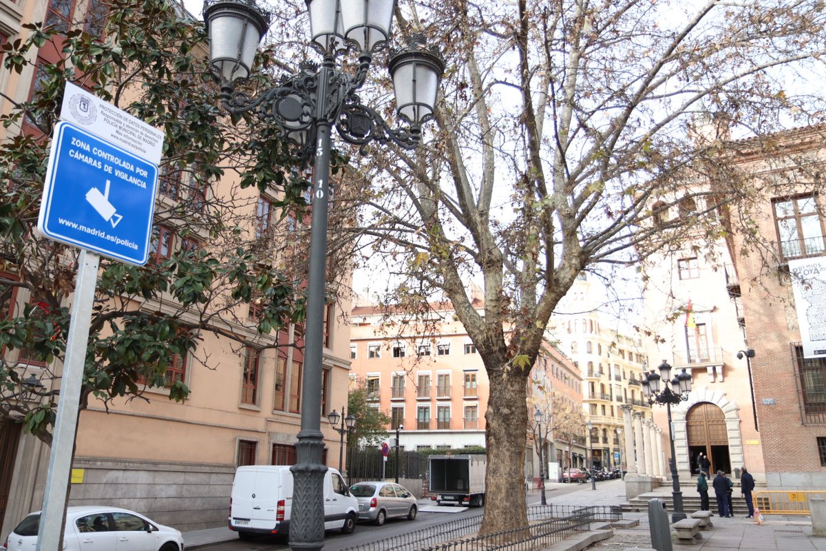 InmaSanzO's tweet image. 🔵Reforzamos la seguridad en @JMDCentro con la instalación de 26 nuevas cámaras de videovigilancia en #Chueca y 17 en #Lavapiés

➡️Muy demandadas por los vecinos
➡️Empezarán a funcionar de manera inminente
➡️En el mandato se han instalado + de 100 cámaras

diario.madrid.es/blog/notas-de-…
