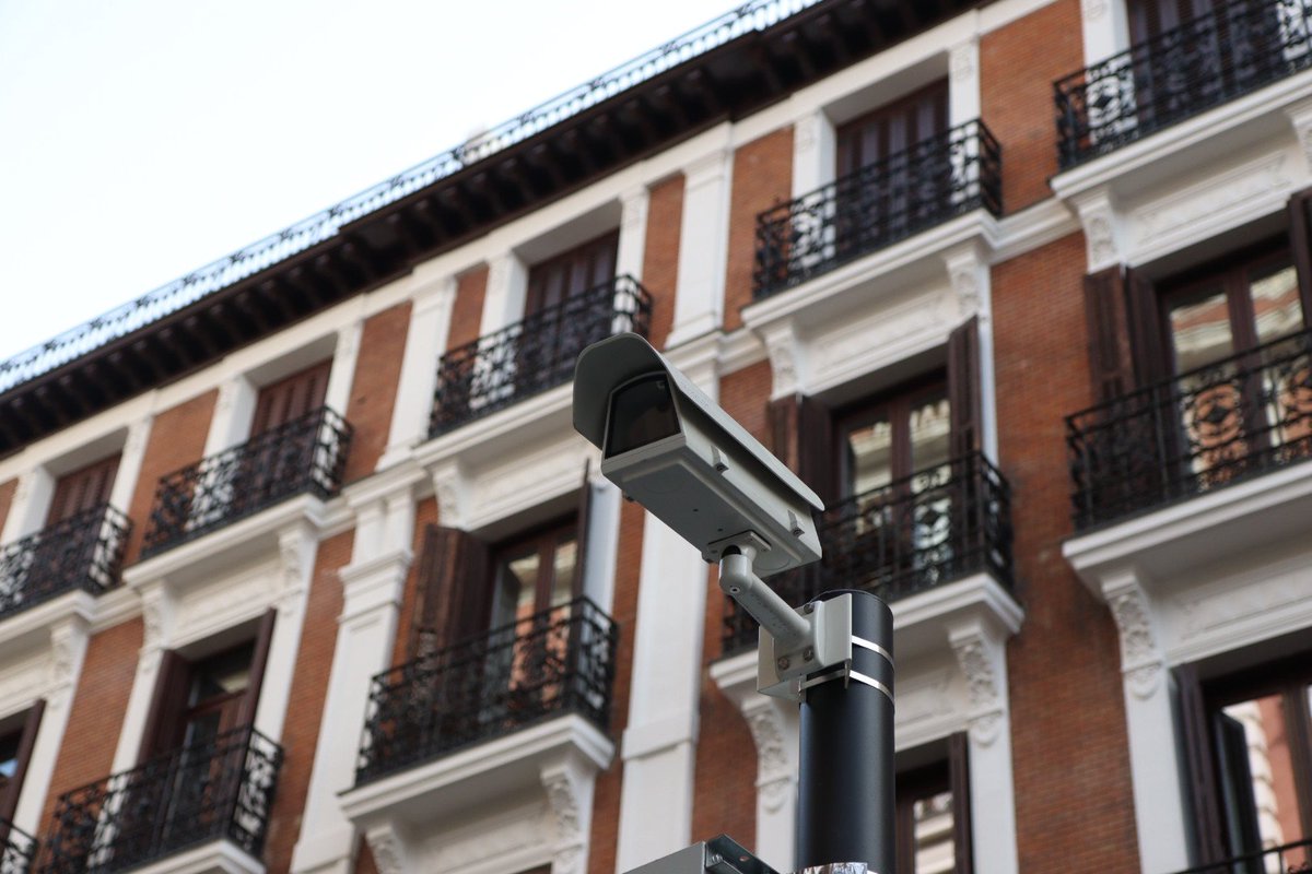 InmaSanzO's tweet image. 🔵Reforzamos la seguridad en @JMDCentro con la instalación de 26 nuevas cámaras de videovigilancia en #Chueca y 17 en #Lavapiés

➡️Muy demandadas por los vecinos
➡️Empezarán a funcionar de manera inminente
➡️En el mandato se han instalado + de 100 cámaras

diario.madrid.es/blog/notas-de-…