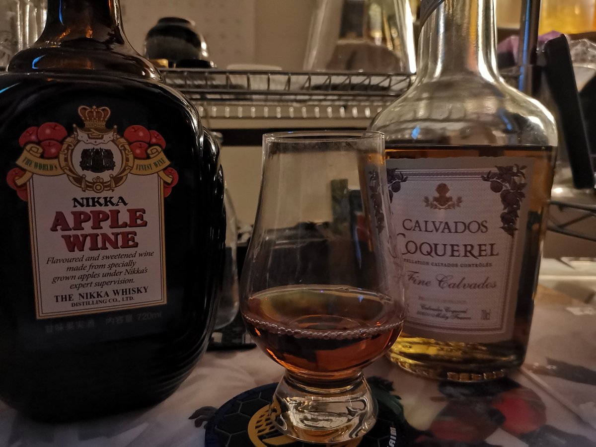 raks64's tweet photo. #NIKKA 我慢出来ずに開けてしまった🍷🤔…笑
#AppleWine 🍎🍷
トロッとした甘みに舌鼓🤔
度数20℃は飲みごたえもあって
心地よい…酔い…酔い…🍷🤔笑

お隣さんのカルヴァドスさんも
着々と頂いてます🍏🥃🤔

今宵も良い晩酌ライフを…🌃✨ https://t.co/hnKXs9zFYK