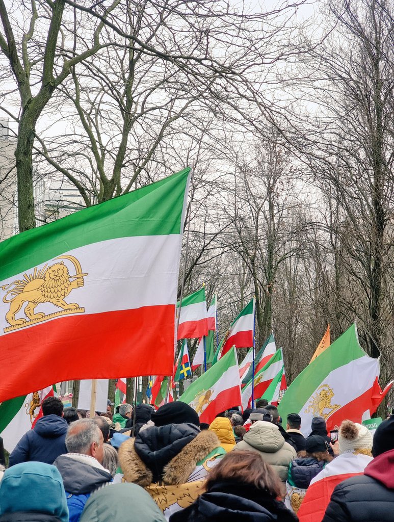 زنده باد هموطنان حاضر در بروکسل. دست تک تک شما رو میبوسم. بسیار مراسم خوبی بود. اصلا نگران حاشیه ها نباشید. دریای پرچم های شیر و خورشید وطنداران چه پادشاهیخواه چه جمهوریخواه تمام حاشیه ها رو از بین میبره. زنده باد!

#قدرت_مردم_متحد 
#RezaPahlavilsMyRepresentative