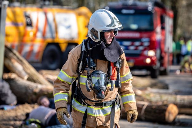 Heb je de ambitie om het operationele brandweeroptreden zo goed mogelijk te ondersteunen? Doe je dat samen met je collega's en in verbinding met andere afdelingen? En heb je leidinggevende ervaring? Reageer dan op de #vacature afdelingshoofd Repressie 👇. vrbzo.nl/vacatures/afde…