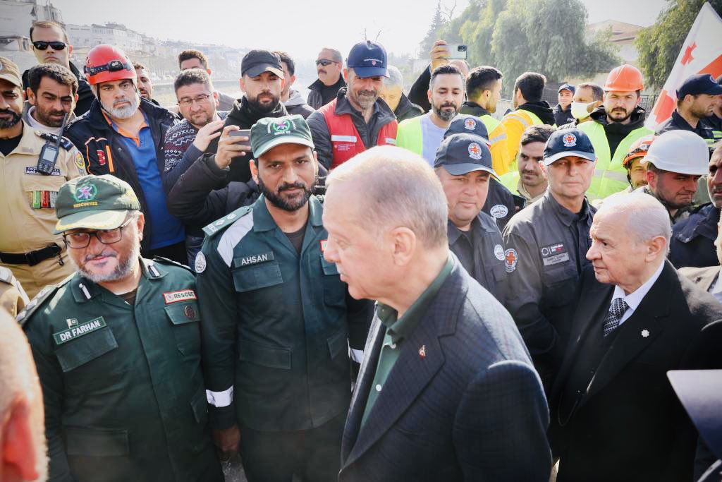 PakinTurkiye's tweet photo. During visit to #TurkiyeQuakes hit Hatay , President H.E Recep Tayyip Erdoğan met  with 🇵🇰 search and rescue team from @Rescue1122Pak . 

This 52 member team carried out search &amp; rescue operations in Adiyaman &amp; Hatay. 

Another 33 member Pak Army USAR team is deputed at #Adiyaman https://t.co/QarLDKMmj0