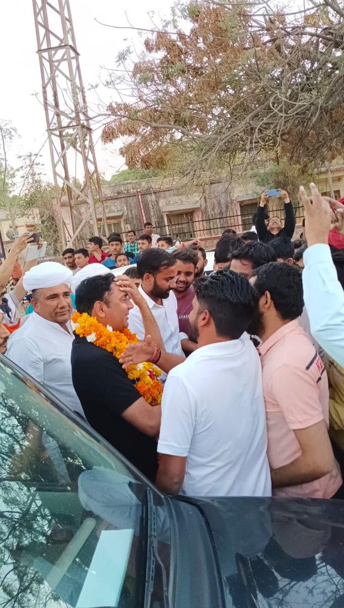 CHApoojasolanki's tweet photo. राजस्थान के एक मात्र विधायक साहब @BaljeetBehror जी यादव sir जो  आज जालोर जिले में में आने पर CHA साथियो  ने माला पहना के स्वागत किया ।
@DrGovindMeena 
@BawriyaPooja 
@Aviansh66716265
@S62179901Rakesh https://t.co/LVAMIDjmin
