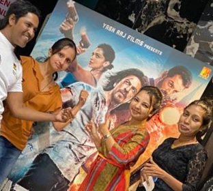SrkSriLankaCfc's tweet photo. @pryangimedonza @iamsrk @SRKCHENNAIFC @SRKUniverse @Mangesh05650874 @SandipB28369874 @nmffriends @iamsrk #AskSRK sir
Its U ho will be written 
Inda history in golden letters 
The Sun f Global cinema
&amp;Da Prettiest Angel on da 🌎 
U're da greatest treasure 
A country owns as a blessing 
Bt Srilanka isnt lucky enough 
evn tob blessed by your presence 
Please accept our love 🙏 https://t.co/gbvdoOyyW4