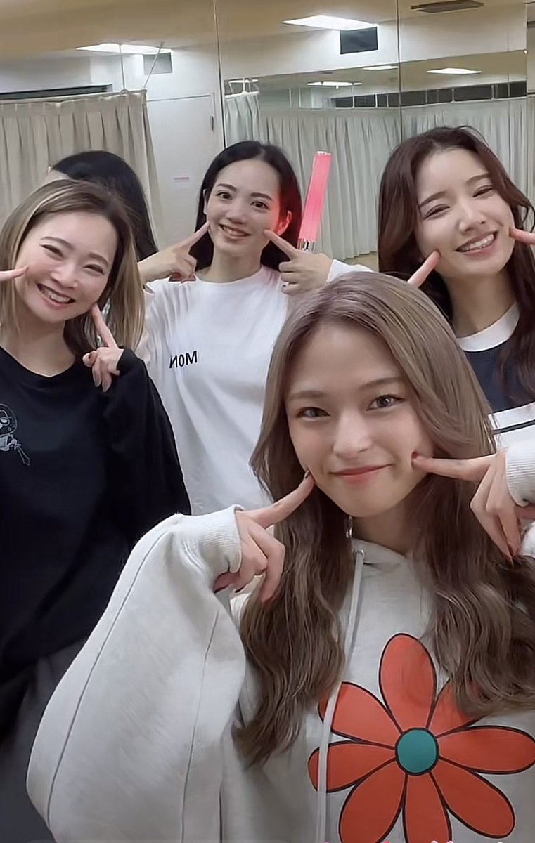 mie_piko0314's tweet image. tiktok配信お疲れ様でした🥰
blieveの振りはもう完璧かな😉👍💕

#teammoca 
#princessproject 
@moca_112