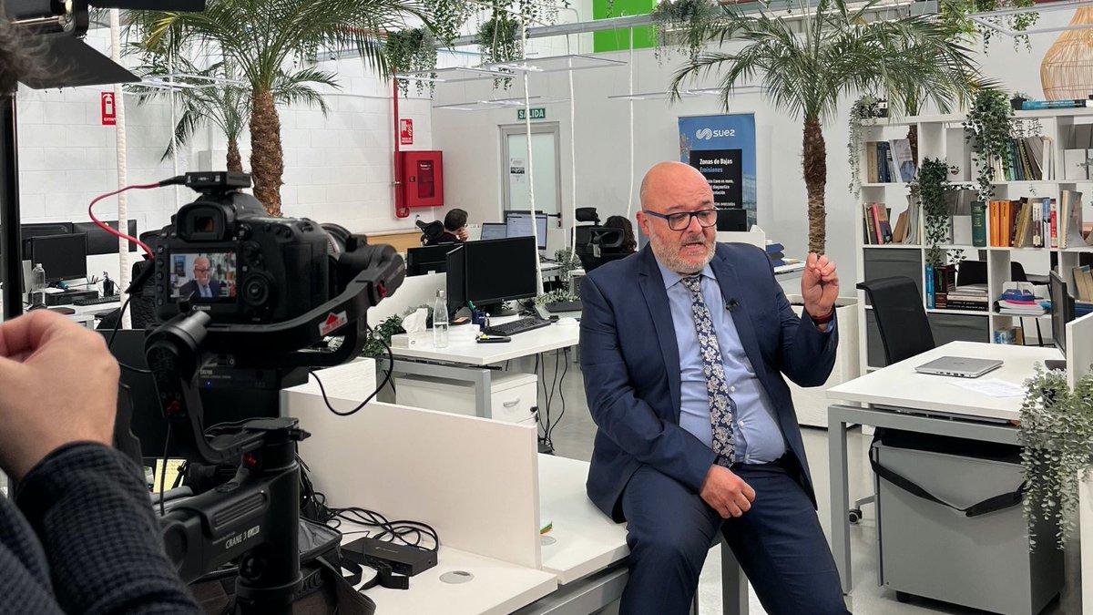 PCientificoAlic's tweet photo. #BlogPCA 📽️ #MakingOf
Hoy hemos estado con @suez grabando la próxima entrada a nuestro blog donde nos hablarán sobre la importancia de la calidad del aire
No te pierdas la semana que viene la entrevista completa en nuestra web💥
@UA_Universidad @ua_emprende @RectoraUA https://t.co/yAeTnI4uoB