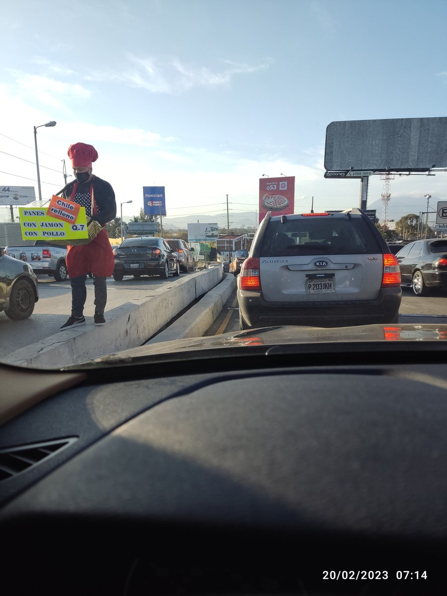 eylinvg's tweet photo. Me disculpo por no pedir permiso para la foto, pero me llena de energía ver gente trabajadora, sobre el puente San Cristóbal, por si se le olvidó el desayuno, apoyen al emprendedor. #TraficoGT #traficoMixco #desayuno https://t.co/12gc9DTM5s