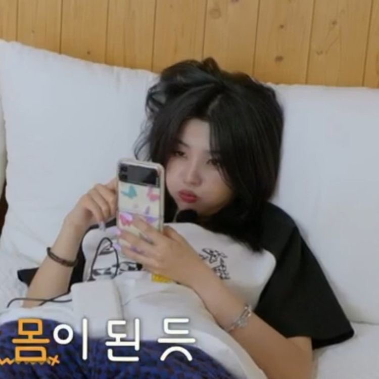 Shu_I_DLE's tweet photo. @Soyeonverseee she's the embodiment of evil can't you see? tsk tsk https://t.co/ARB1vSF5ez