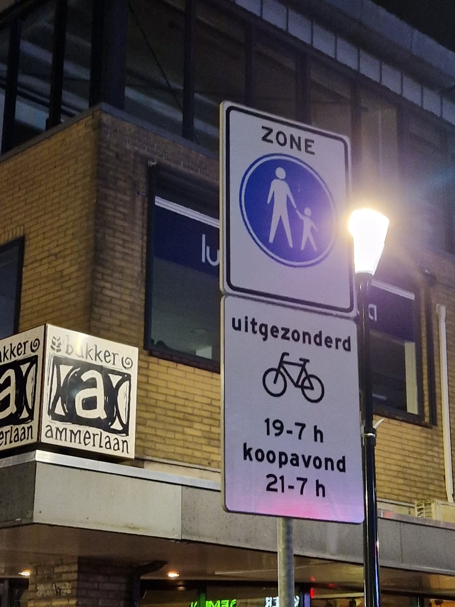 Duivesteijn's tweet photo. Vrijdagavond namens @Leefbaar3B meegelopen met boa's uit Lansingerland om met eigen ogen te zien wat hun werk inhoudt. Zo werd het fietsverbod in Berkel Centrum veelvuldig (al dan niet bewust) overtreden. Zo rijst de vraag, is dit bord duidelijk genoeg voor fietsers? https://t.co/cdCtok6Qwv