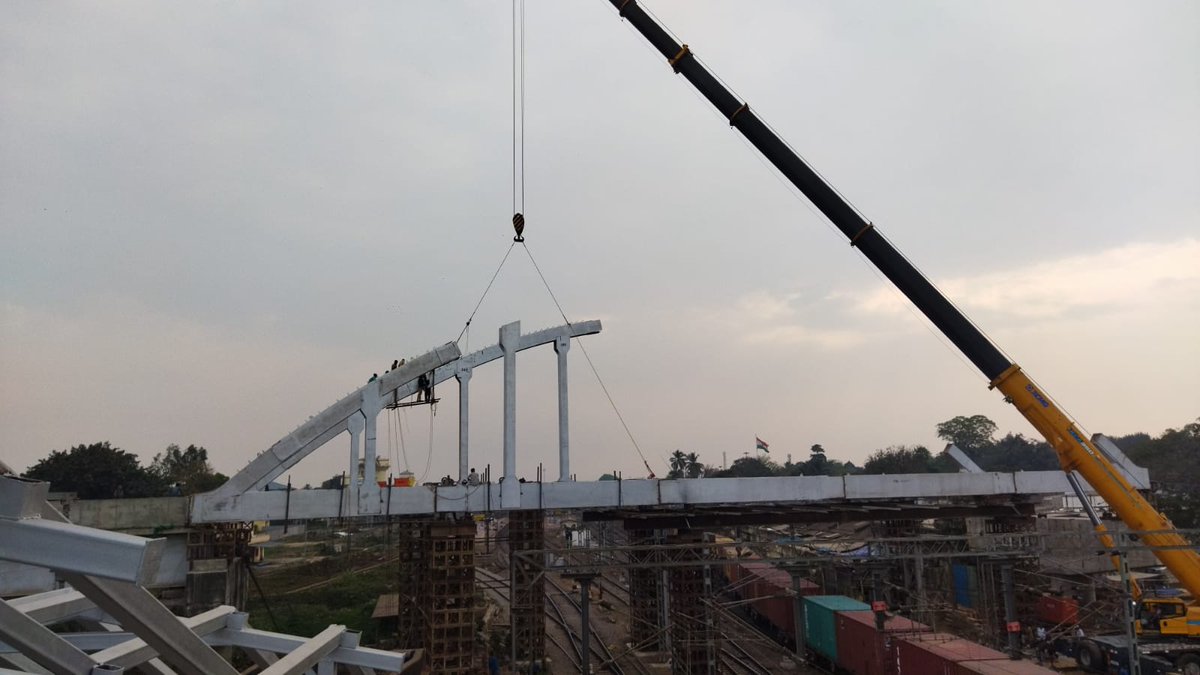 EastCoastRail's tweet image. Work for long awaited &amp;amp; public centric ROB at Jatni near Khurda Road Railway Station is in progress.

Assembling work being done for Bow String Girders.

Will facilitate Road Communication between NH16 #Khordha &amp;amp; NH 316 #Pipili

.@RailMinIndia #RailInfra4Odisha #ECoRupdate